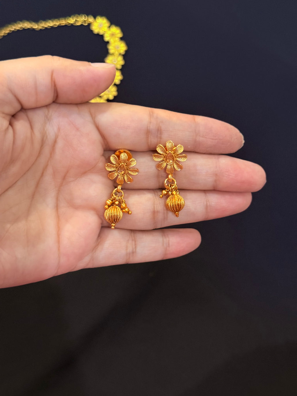 Gul - Necklace and Earrings Set