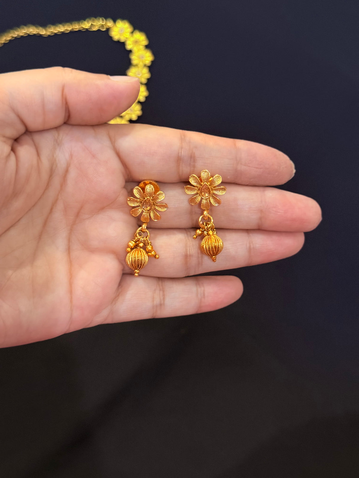 Gul - Necklace and Earrings Set