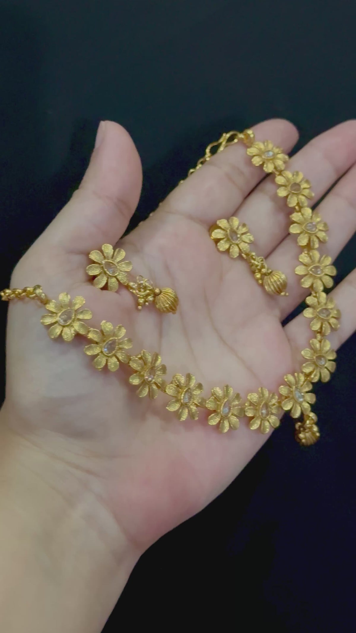 Gul - Necklace and Earrings Set